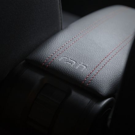 RATI ARMSTER 3 kartámasz DACIA SPRING 2021-2024  [fekete,bőr,piros varrott]