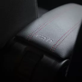   RATI ARMSTER 3 kartámasz RENAULT CLIO 2013-2019  [fekete,bőr,piros varrott]