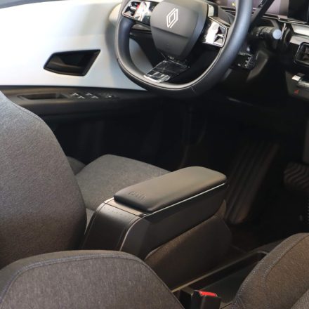 RATI ARMSTER S kartámasz RENAULT 5 E-TECH 2024-  [fekete,vegán bőr]