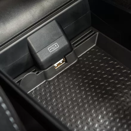 RATI ARMSTER 3 kartámasz ülésre rögzíthető RENAULT CLIO 2019-2025 gyári karfa nélkül, deréktámasz nélkül [fekete,vegán bőr,usb]