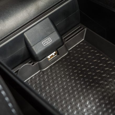 RATI ARMSTER 3 kartámasz ülésre rögzíthető DACIA SANDERO 2017-2020 gyári karfa nélkül [fekete,szövet,usb]